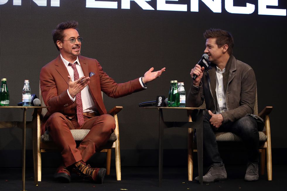 robert downey jr et jeremy renner assistent à une interview sur avengers endgame