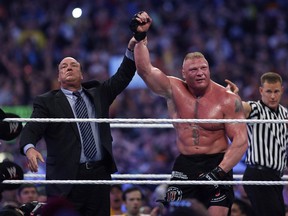 Paul Heyman, à gauche, fait la fête avec Brock Lesnar