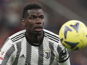 Paul Pogba de la Juventus garde les yeux rivés sur le ballon lors d'un match de Coupe d'Italie entre l'Inter Milan et la Juventus, au stade San Siro, à Milan, le 26 avril 2023.