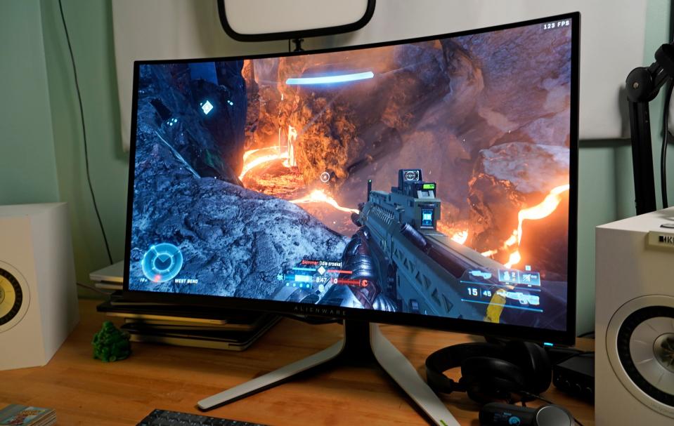 Moniteur de jeu Alienware 32 4K QD-OLED jouant à Halo Infinite