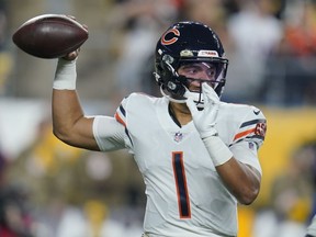 Le quart-arrière des Bears Justin Fields passe contre les Steelers lors de la première mi-temps de la NFL à Pittsburgh, le 8 novembre 2021. Les Bears ont échangé Fields aux Steelers le samedi 16 mars 2024, selon une personne informée de l'accord.