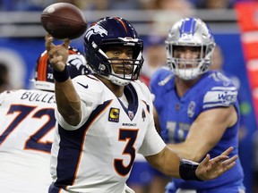 DOSSIER – Le quart-arrière des Denver Broncos Russell Wilson (3) le quart-arrière des Denver Broncos Russell Wilson (3) lance pendant la première moitié d'un match de football de la NFL contre les Lions de Détroit, le 16 décembre 2023, à Détroit.  hrows lors de la première moitié d'un match de football de la NFL contre les Lions de Détroit, le 16 décembre 2023, à Détroit.  Les Broncos ont déclaré à Wilson, le lundi 4 mars 2024, qu'ils allaient le libérer la semaine prochaine, 18 mois seulement après avoir signé avec le quart-arrière vainqueur du Super Bowl une prolongation de contrat de cinq ans d'une valeur de 242 millions de dollars.