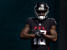 Calvin Ridley des Falcons d'Atlanta entre sur le terrain avant le match contre les Dolphins de Miami au Hard Rock Stadium le 24 octobre 2021.