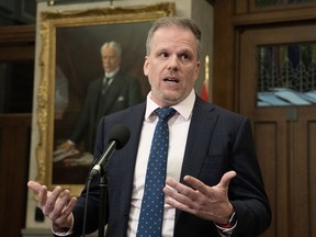 Le ministre de la Santé Mark Holland fait signe à un journaliste alors qu'il répond aux questions dans le foyer de la Chambre des communes à Ottawa, le mercredi 28 février 2024.