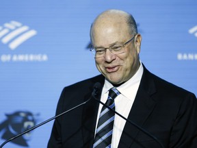 Le propriétaire des Carolina Panthers, David Tepper, présente Dave Canales en tant que nouvel entraîneur-chef de l'équipe de football de la NFL lors d'une conférence de presse à Charlotte, en Caroline du Nord, le jeudi 1er février 2024.