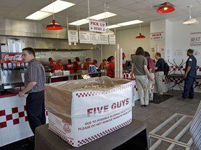 Les prix « hors de contrôle » de Five Guys sont critiqués après que le reçu de 24 $ soit devenu viral