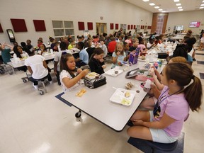 Les étudiants mangent dans la cantine