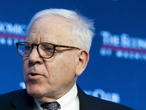 DOSSIER – David Rubenstein s’exprime lors d’une interview organisée par l’Economic Club of Washington, le mercredi 13 décembre 2023, à Washington.  L'achat des Orioles de Baltimore par Rubenstein a été approuvé mercredi par les propriétaires de la Ligue majeure de baseball, ouvrant la voie à la famille Angelos pour finaliser la vente après plus de trois décennies à la tête de l'équipe.