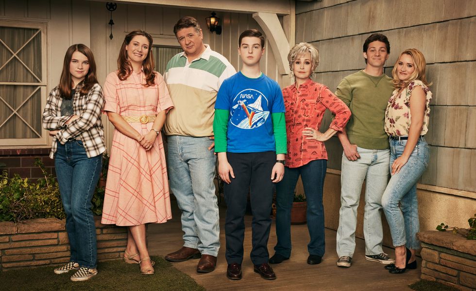 Iain Armitage de Young Sheldon saison 7 dans le rôle de Sheldon, Zoe Perry dans le rôle de Mary, Lance Barber dans le rôle de George, Raegan Revord dans le rôle de Missy, Montana Jordan dans le rôle de Georgie, Annie Potts dans le rôle de Meemaw, Emily Osment dans le rôle de Mandy