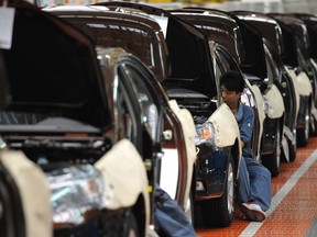 Des ouvriers construisent une voiture sur la chaîne de montage de Geely Motors à Cixi, dans la province chinoise du Zhejiang.