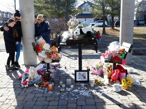 Un mémorial continue de croître au parc Palmadeo à Barrhaven, dédié aux six personnes, dont quatre enfants, qui ont été retrouvées mortes mercredi soir dans une maison de Barrhaven.  vendredi commémoratif.