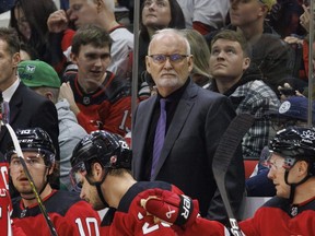 L'entraîneur-chef des Devils du New Jersey, Lindy Ruff, regarde vers la glace pendant la troisième période d'un match de hockey de la LNH contre les Hurricanes de la Caroline à Raleigh, en Caroline du Nord, le samedi 10 février 2024.