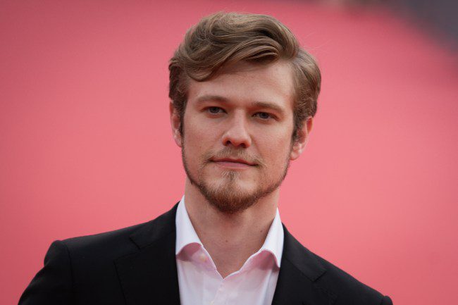 Lucas Till, vétéran de « MacGyver », rejoint le western Netflix de Kurt Sutter