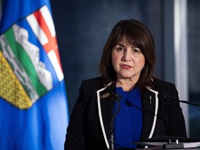 La ministre de la Santé de l'Alberta, Adriana LaGrange, fait une annonce à Calgary, le jeudi 21 décembre 2023. LaGrange affirme que toutes les procédures ont été suivies après qu'un homme d'Edmonton partiellement paralysé par un accident vasculaire cérébral a déclaré à CBC News qu'il avait été transféré d'un hôpital à un motel qui ne pouvait pas accueillir son fauteuil roulant au lieu d'un foyer de soins de longue durée auquel il s'attendait.  LA PRESSE CANADIENNE/Todd Korol