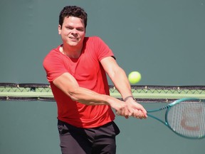 Le Canadien Milos Raonic s'entraîne à l'Open BNP Paribas à Indian Wells, en Californie, le mardi 5 mars 2024.