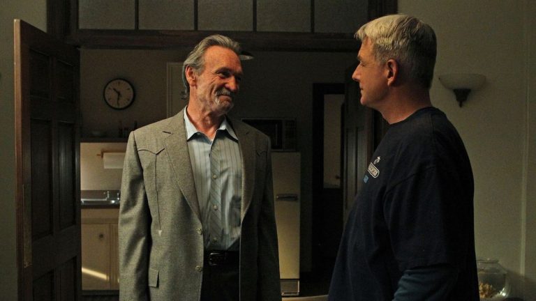 NCIS : Origins a choisi Mike Franks, et j'ai hâte de voir la dynamique entre lui et le jeune Gibbs
