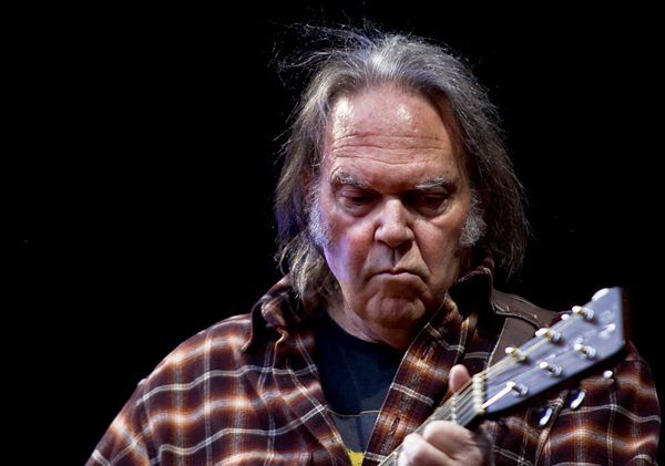 Neil Young revient sur Spotify après l’avoir boycotté suite aux commentaires de Joe Rogan sur le vaccin