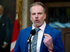 Mark Holland, ministre de la Santé, s'adresse aux journalistes dans le foyer de la Chambre des communes sur la Colline du Parlement à Ottawa, le mercredi 20 mars 2024. La Hollande a signé un nouveau pacte de santé de 3,7 milliards de dollars avec le Québec qui verra le Québec signer Collecte de données sur la santé à l'échelle du Canada et points de référence pour mesurer l'amélioration des soins de santé dans la province.