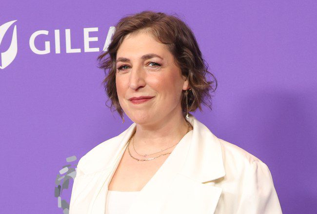 Polémique sur les Oscars de Mayim Bialik : rubans jaunes et otages israéliens