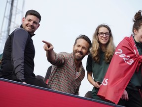 Ryan Reynolds, copropriétaire de Wrexham, au centre, célèbre avec les membres de l'équipe de football du Wrexham FC la promotion dans la Ligue de football à Wrexham, au Pays de Galles, le 2 mai 2023.