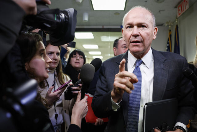 Le PDG de Boeing, Dave Calhoun, s'adresse aux journalistes lors d'une visite au Capitole à Washington, le 24 janvier 2024.