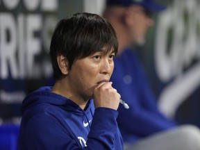 L'interprète désigné de Shohei Ohtani par les Dodgers de Los Angeles, Ippei Mizuhara, se tient dans le dugout lors d'un match de baseball de la journée d'ouverture contre les Padres de San Diego au Gocheok Sky Dome à Séoul, en Corée du Sud, le mercredi 20 mars 2024. L'interprète et ami proche d'Ohtani a été congédié par les Dodgers à la suite d'allégations de jeu illégal et de vol de la part de la star japonaise du baseball.