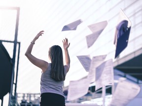 Les vidéos de démission très publiques deviennent un succès viral parmi les jeunes travailleurs, dont beaucoup se sentent également insatisfaits et sous-évalués au travail.