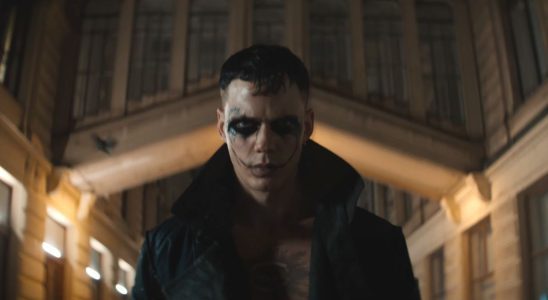 Regardez Bill Skarsgård revenir à la vie après s'être fait tirer dessus et plus encore dans la première bande-annonce de The Crow Remake