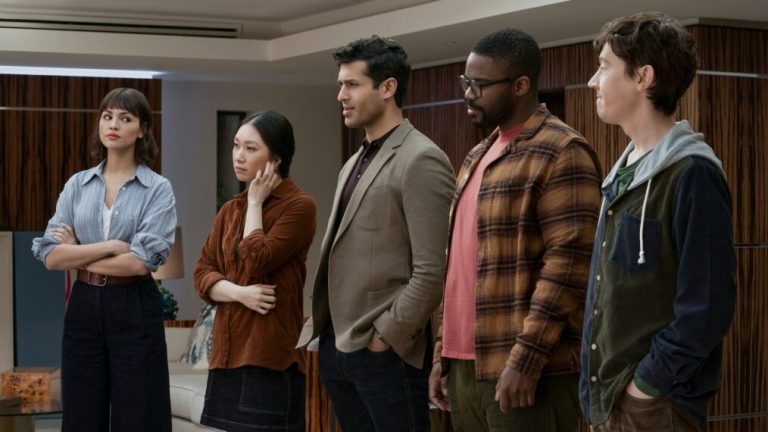 Eiza González as Auggie Salazar, Jess Hong as Jin Cheng, Saamer Usmani as Raj Varma, Jovan Adepo as Saul Durand, Alex Sharp as Will Downing in 3 Body Problem - Season 1, Episode 3