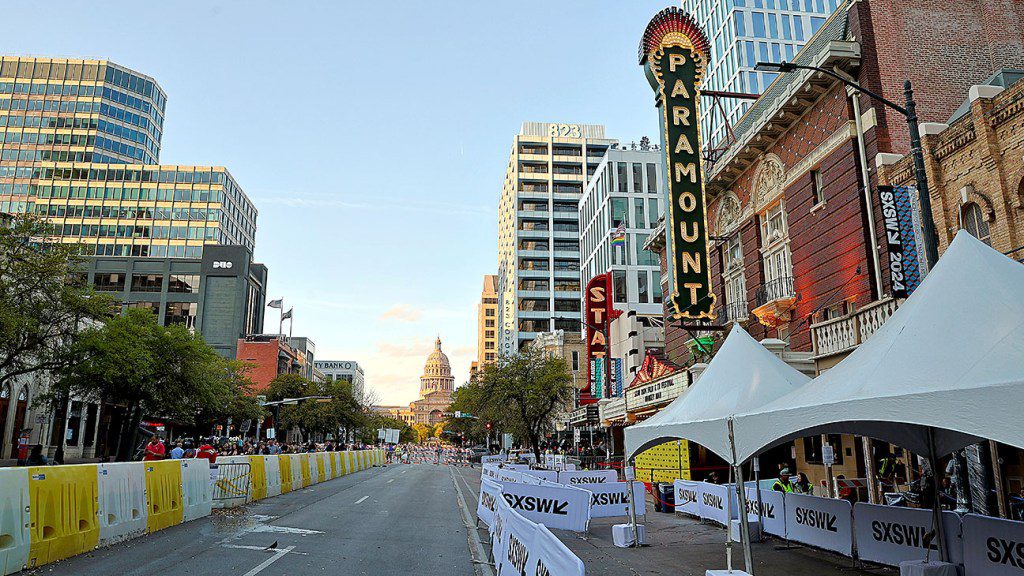 SXSW « n'est pas d'accord » avec le gouverneur du Texas qui demande aux artistes de boycotter « ne revenez pas »
