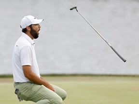 Scottie Scheffler réagit après un putt sur le green du 18e