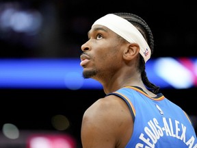 Shai Gilgeous-Alexander de Hamilton est au milieu d'une saison de calibre MVP pour le Thunder d'Oklahoma City, mais son impact sur la ville va bien au-delà de ses statistiques époustouflantes.  Gilgeous-Alexander joue contre les Houston Rockets lors de la seconde moitié d'un match de basket de la NBA, le dimanche 25 février 2024, à Houston.  LA PRESSE CANADIENNE/AP/Eric Christian Smith)