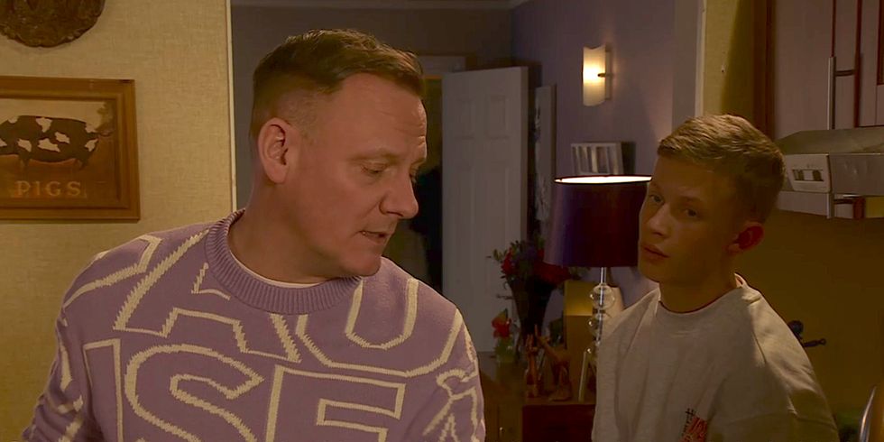 Antony Cotton dans le rôle de Sean et Liam McCheyne dans le rôle de Dylan dans Coronation Street