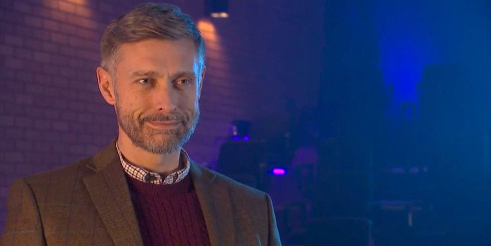 Alan Turkington dans le rôle de Declan dans Hollyoaks