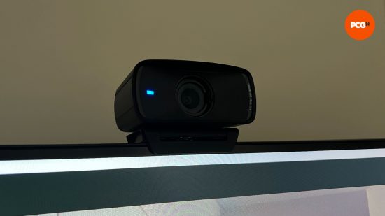 Elgato Facecam MK.2 montée sur un écran d'ordinateur