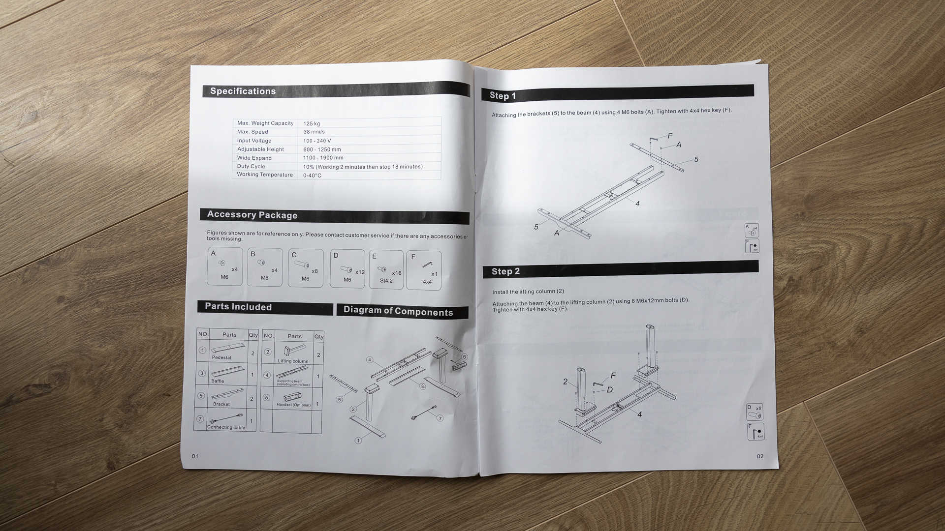 Image d'examen du bureau debout Flexispot E8 montrant le manuel d'instructions.