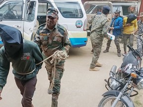 Trois hommes arrêtés pour le viol collectif présumé d'une touriste espagnole sont amenés par la police pour être présentés devant le tribunal du district de Dumka à Dumka, Jharkhand, Inde, le lundi 4 mars 2024.