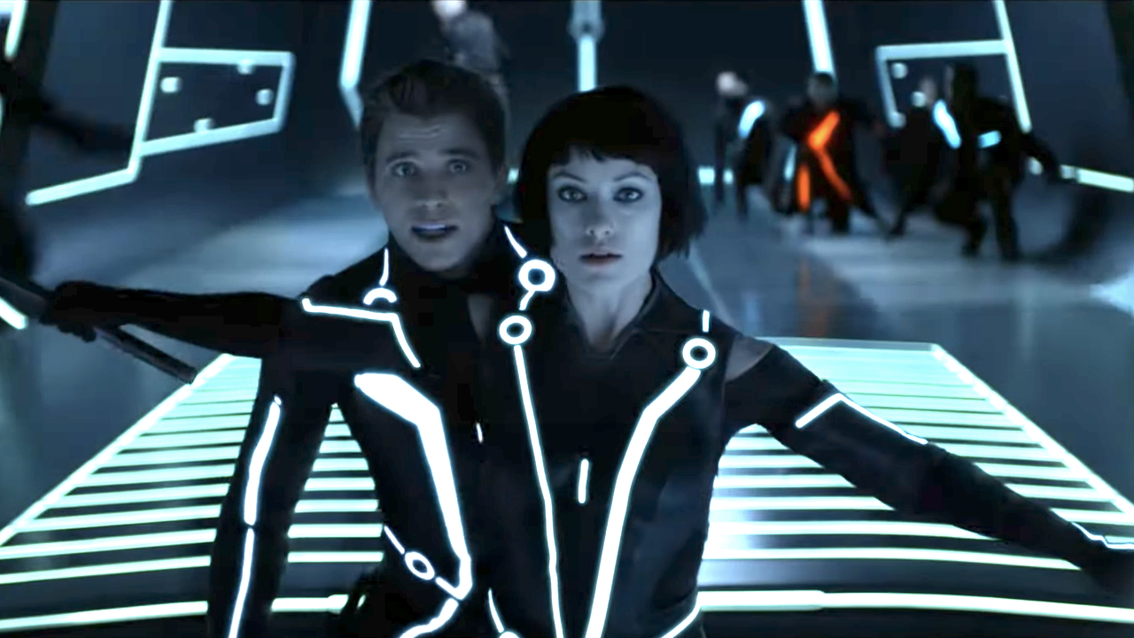 Olivia Wilde protège Garrett Hedlund dans Tron : héritage