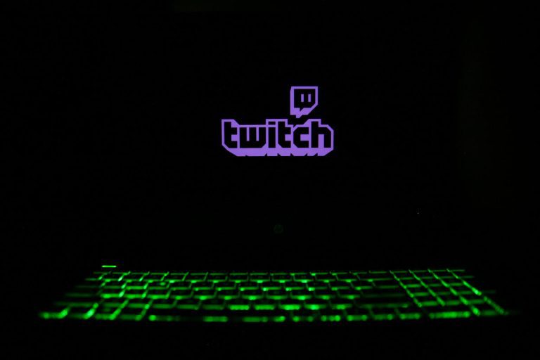 Twitch interdit les flux superposés sur les seins et les fesses