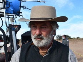 Cette image fournie gracieusement par le bureau du shérif du comté de Santa Fe, publiée le 25 avril 2022 et faisant partie des dossiers d'enquête, montre l'acteur Alec Baldwin en cours de traitement après le décès de la directrice de la photographie Halyna Hutchins au ranch Bonanza Creek à Santa Fe, Nouveau-Mexique, le 21 octobre. 2022.