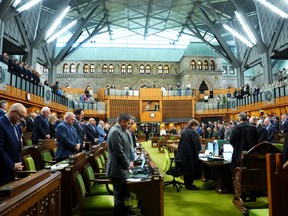 La Chambre des communes observe une minute de silence.