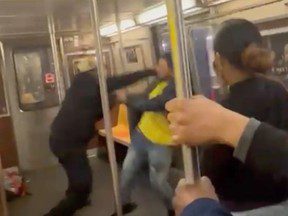 Une vidéo montre des hommes se battant avant une effrayante fusillade dans le métro de New York