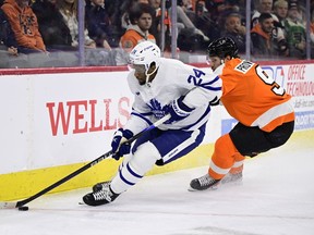 Wayne Simmonds des Maple Leafs de Toronto, à gauche, joue la rondelle devant Ivan Provorov des Flyers de Philadelphie pendant la première période d'un match de hockey de la LNH, le dimanche 8 janvier 2023, à Philadelphie.  Après 15 saisons intransigeantes dans la LNH au cours desquelles il a rempli le filet et lancé de nombreux coups de poing, Simmonds a mis un terme à sa carrière de joueur.