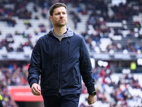 L'entraîneur de Leverkusen, Xabi Alonso, se tient avant le match de football de Bundesliga entre le Bayer Leverkusen et le SC Freiburg au stade Europa-Park de Fribourg-en-Brisgau, en Allemagne, le dimanche 17 mars 2024.