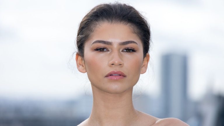 Zendaya a retrouvé la styliste Law Roach sur le tapis rouge, et son look corset est remarquable
