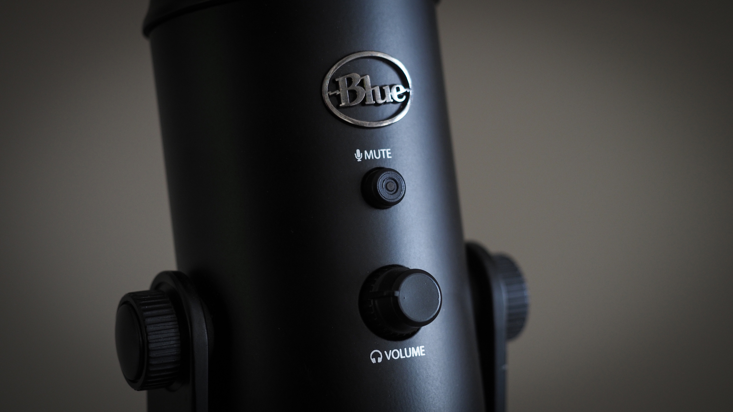 Image d'examen du Blue Yeti montrant un gros plan de ses boutons.