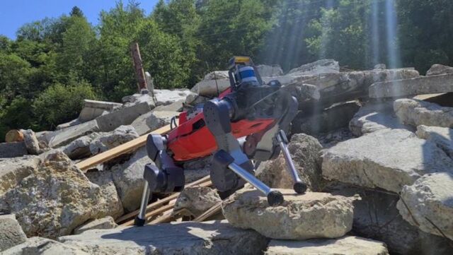 ANYmal sur un terrain d'entraînement de la protection civile.