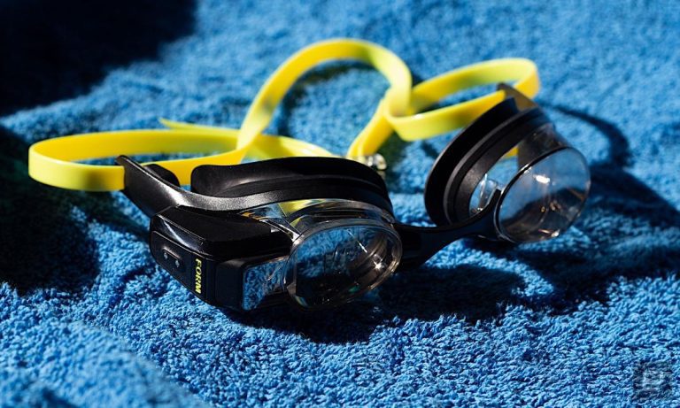 Les lunettes de natation intelligentes de Form sont affinées pour 2024