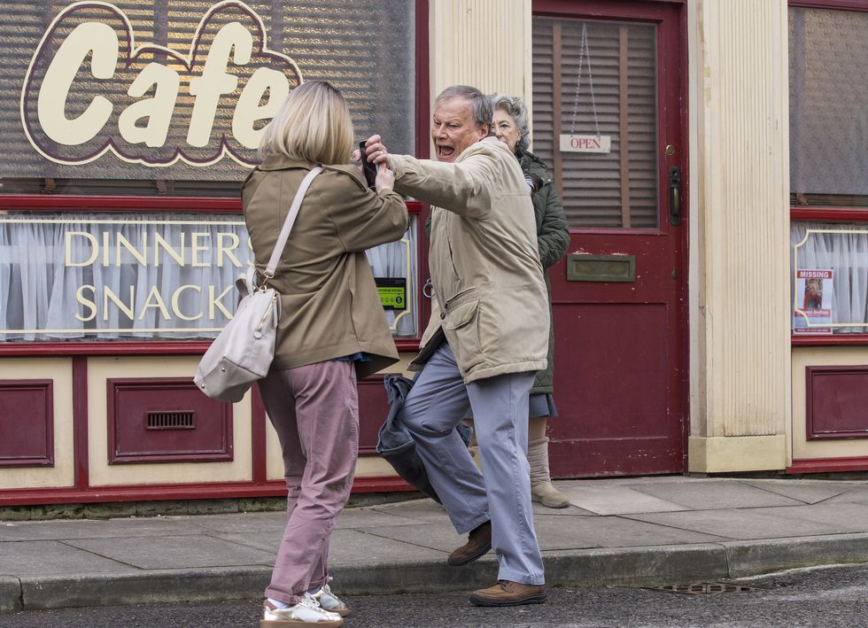 alice, roy cropper, evelyn plummer, rue du couronnement