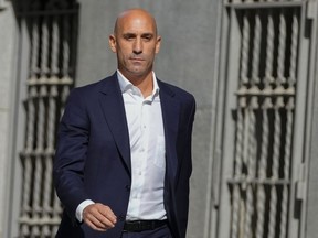 DOSSIER - L'ancien président de la fédération espagnole de football Luis Rubiales arrive au tribunal national de Madrid, en Espagne, le vendredi 15 septembre 2023. La police espagnole a arrêté l'ancien président de la fédération espagnole de football Luis Rubiales à son retour dans le pays dans le cadre d'une enquête pour corruption en cours, selon l'Espagne. La Garde civile a déclaré mercredi 3 avril 2024. Rubiales retournait en Espagne dans le cadre d'une enquête judiciaire sur l'accord commercial visant à organiser la Super Coupe d'Espagne en Arabie Saoudite.